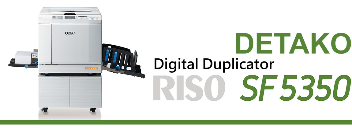 Ризограф RISO SF5350 EII — це сучасна модель формату A3, що ідеально підходить для швидкісного друку великих обсягів документів. Пристрій здатен друкувати до 130 сторінок за хвилину, що значно скорочує час друку в організаціях, навчальних закладах та друкарнях. Технологія друку RISO використовує унікальні методи, що дозволяють суттєво знижувати витрати на витратні матеріали в порівнянні з традиційними принтерами та копіювальними апаратами. Ризограф SF5350 EII забезпечує високу якість монохромного друку, що важливо для документів, які потребують професійного вигляду. Окрім цього, пристрій є екологічним, оскільки знижує споживання енергії та інших ресурсів, що робить його відмінним рішенням для сучасних офісів та друкарень. Простота в експлуатації та інтуїтивно зрозуміле управління за допомогою сенсорного ЖК-екрана роблять його доступним для користувачів з різним рівнем підготовки. Вбудована система контролю якості RISO & Quality System автоматично оптимізує параметри друку, зменшує витрату паперу та допомагає уникнути можливих помилок оператора. Для зручності роботи передбачено додаткові функції, такі як друк з USB-накопичувачів та вбудований інтерфейс підключення до комп'ютера. RISO SF5350 EII — це надійне та економічне рішення для компаній, яким потрібно швидко та якісно справлятися з великими обсягами монохромного друку.